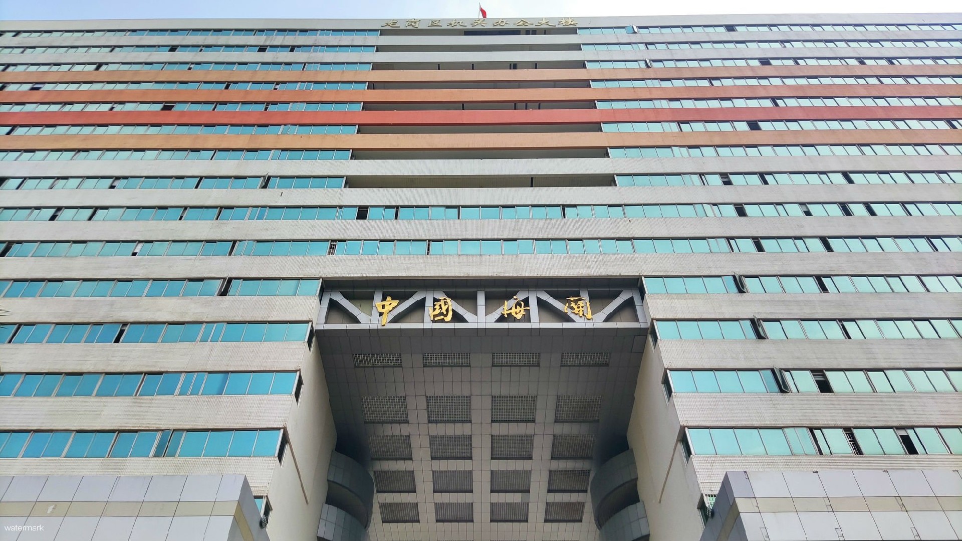 深圳龍崗海關——測溫人臉識別身份核驗系統+豪華小擺閘項目