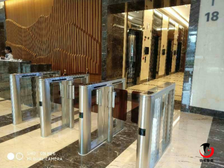 廣州寫字樓被偷!鐵軍智能寫字樓專用擺閘助力成都楚峰國際安全升級