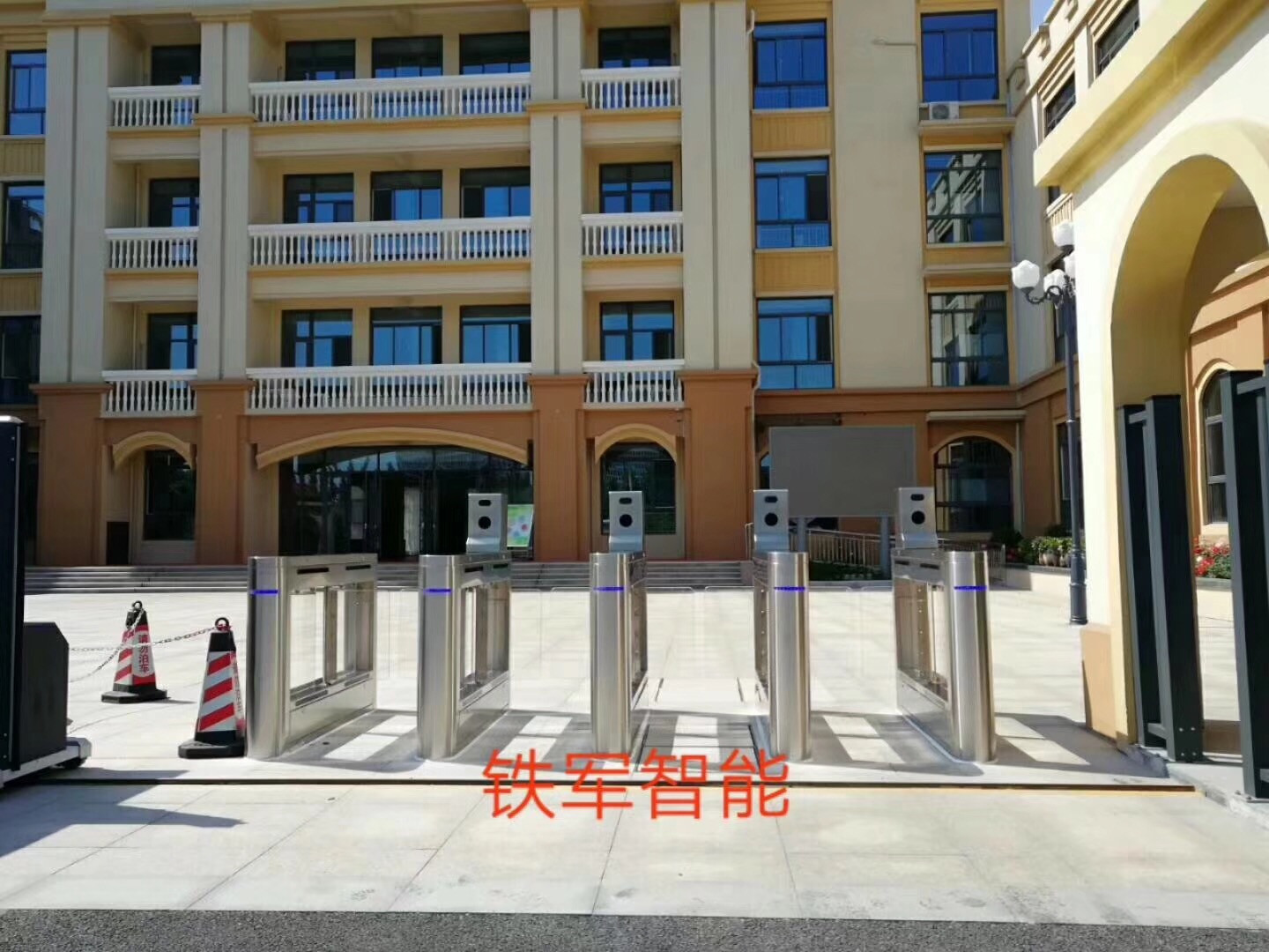 高端定制小擺閘+動(dòng)態(tài)人臉識(shí)別