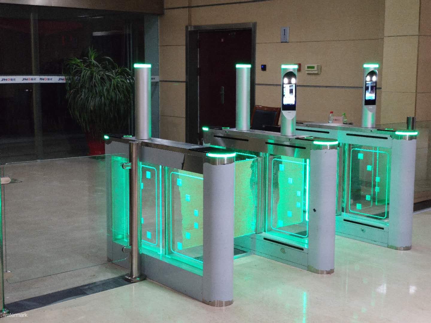 駿化集團(tuán)人臉識(shí)別+小擺閘