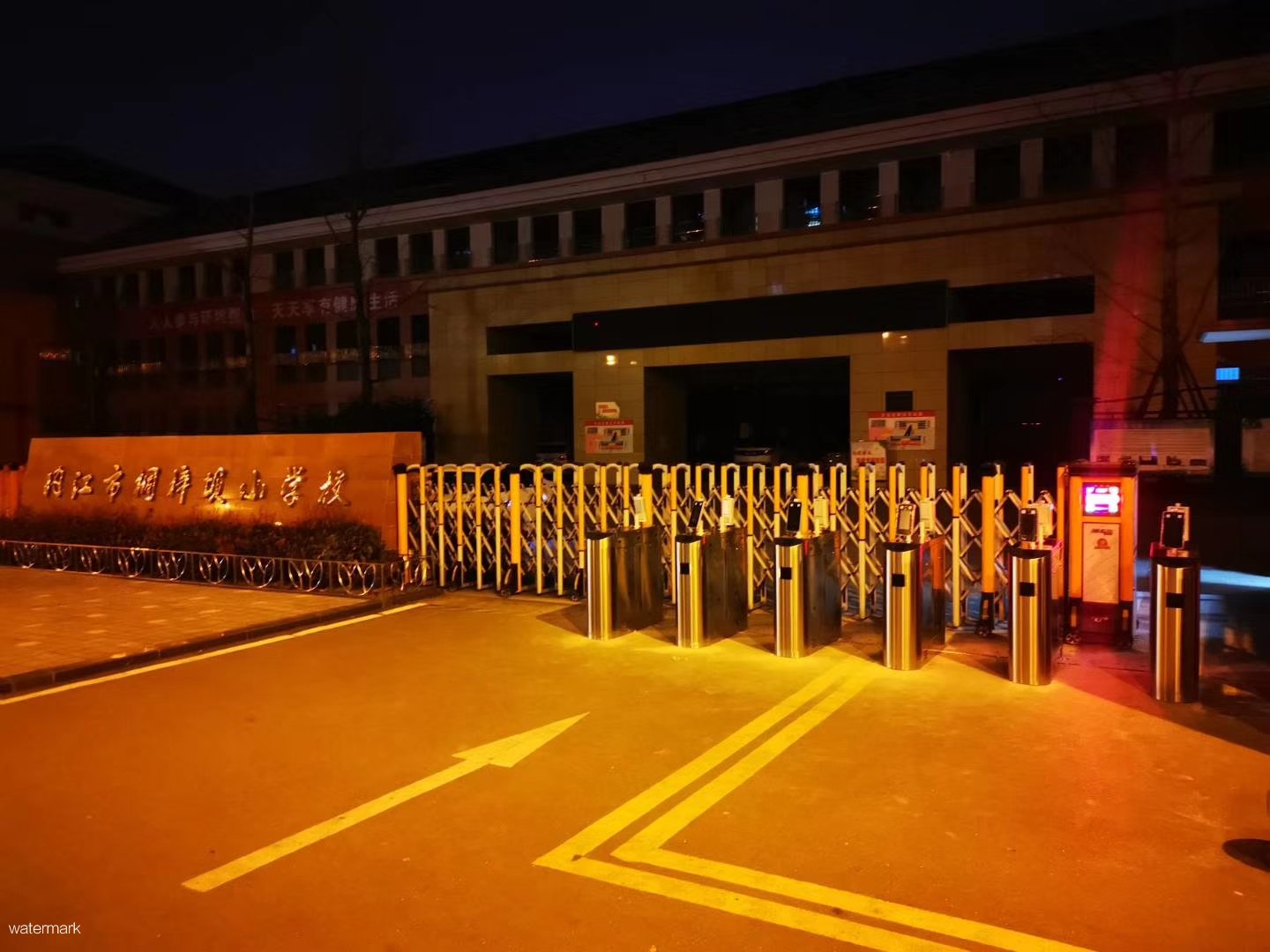 四川內江筒子壩小學測溫動態人臉識別+斜角圓弧翼閘