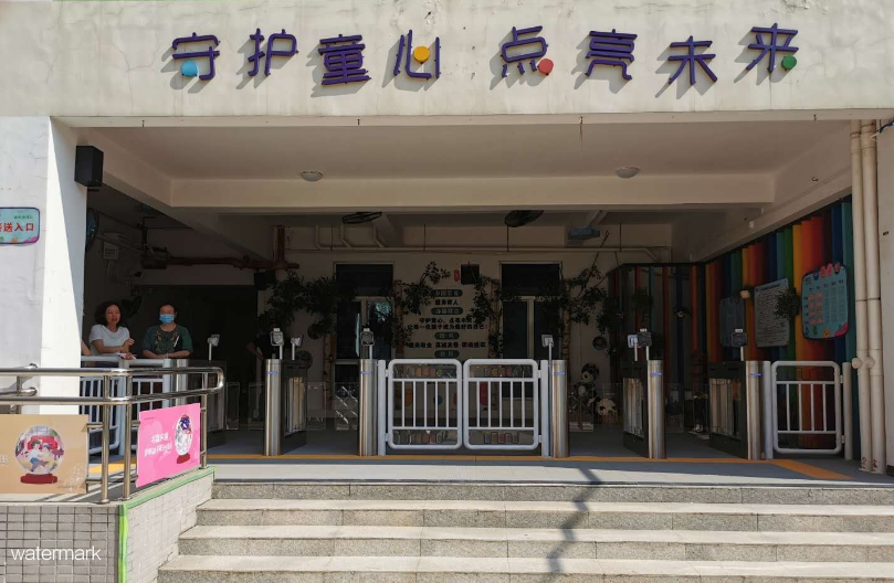 測溫人臉識別小擺閘在幼兒園的應(yīng)用