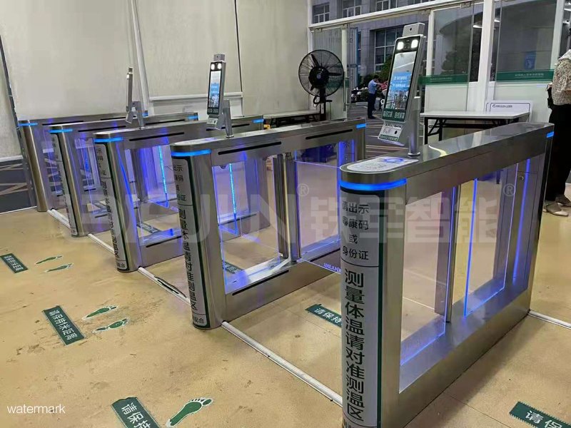 德?tīng)査《緛?lái)勢(shì)洶洶，測(cè)溫人臉識(shí)別+身份證+健康碼+閘機(jī)通行一站式助力抗疫