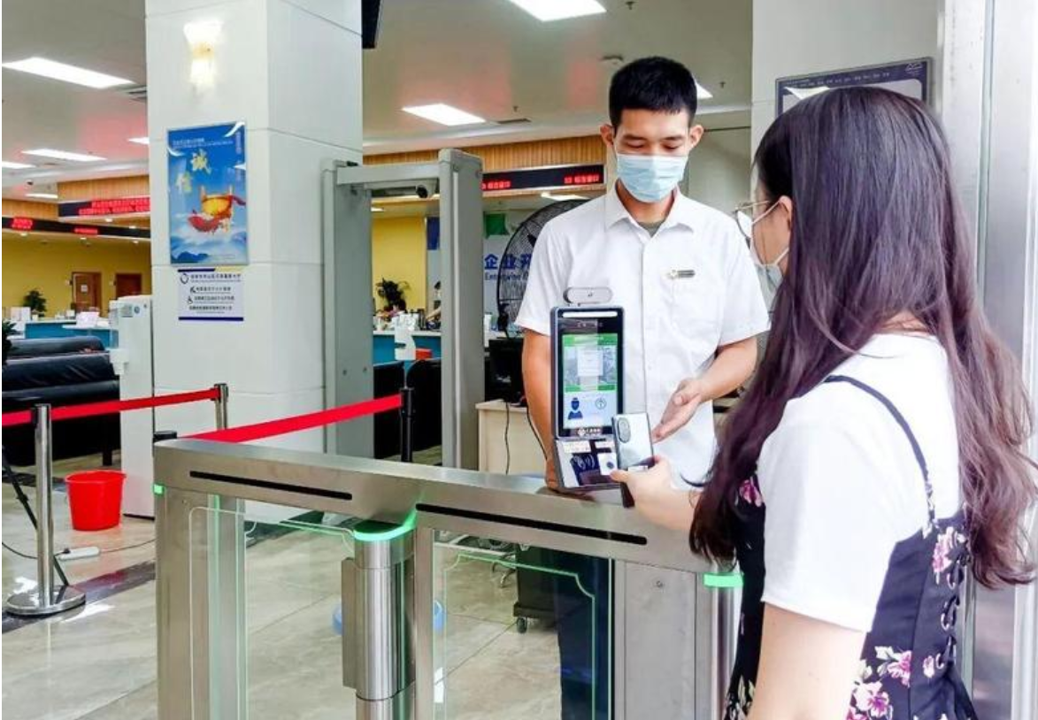 健康碼智能閘機亮相醫院可“秒速”入院就診