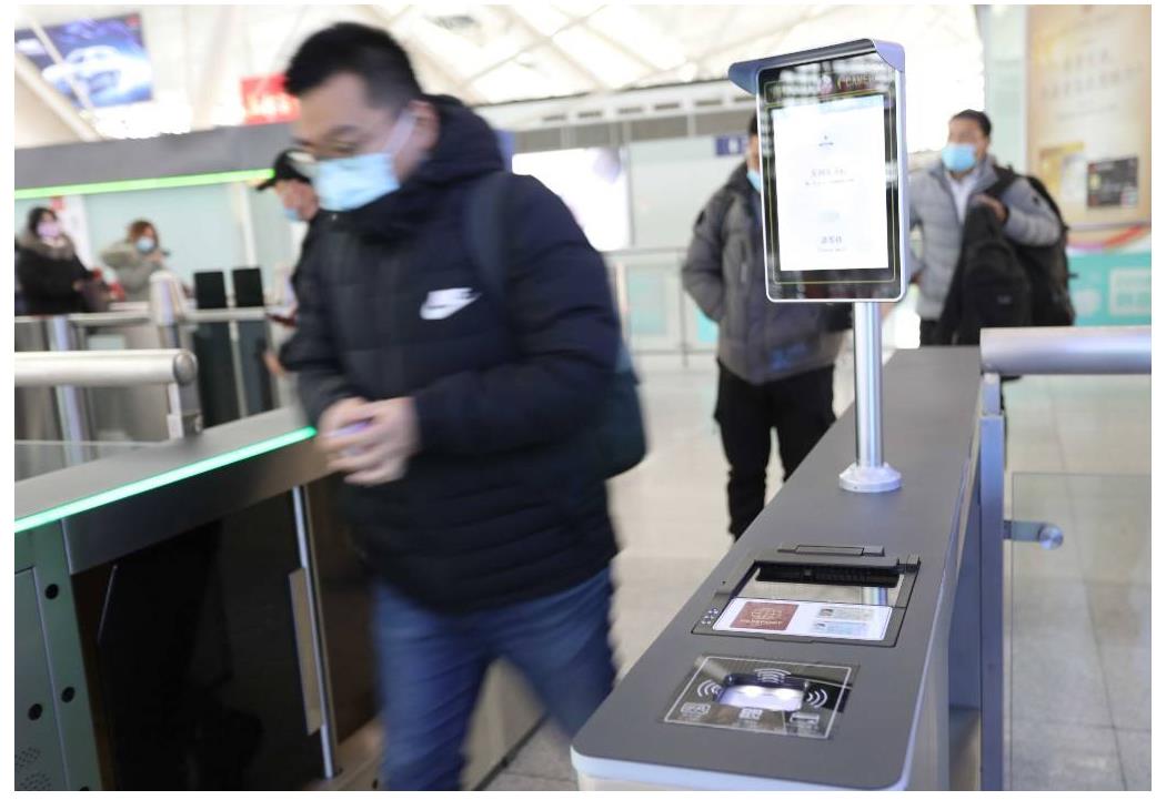 健康碼閘機自動核驗系統(tǒng)-賦能春運一碼通行-鐵軍智能