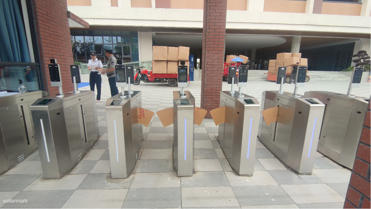 校園宿舍安裝人臉識(shí)別閘機(jī)才是硬道理