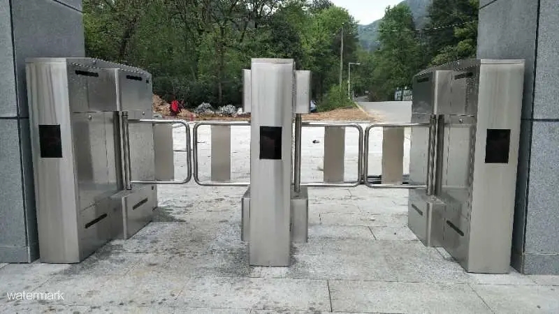 景區測溫人臉識別人行通道閘幫您實現無人化管理