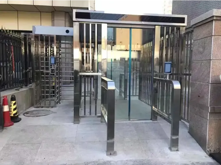 小區大門進出口智能通道閘機的布線應該考慮哪些方面？