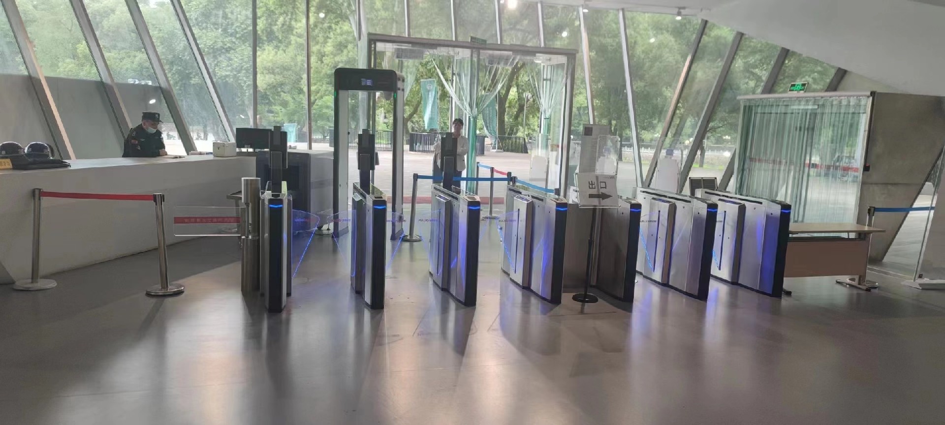 提升通行效率，降低管理成本—人行通道檢票閘機在交通樞紐中的應用