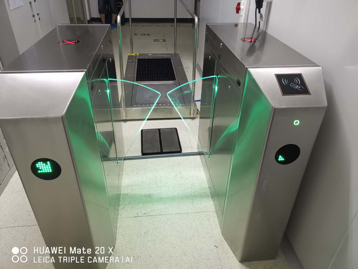 ESD防靜電門禁閘機的優缺點分析