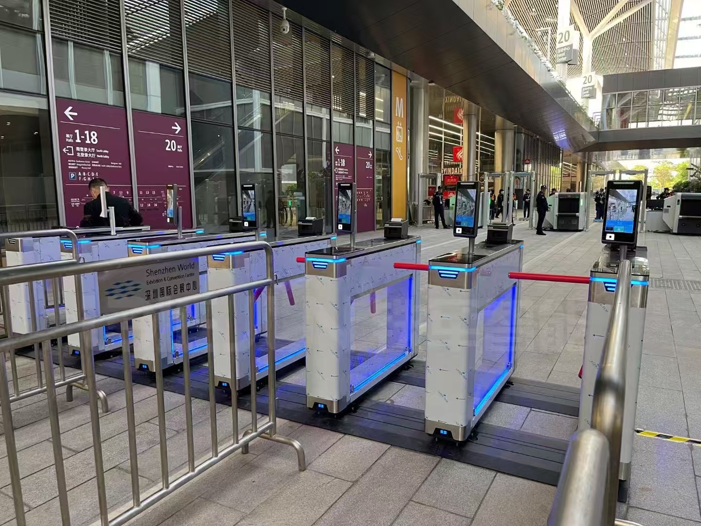 人臉識別掃碼閘機(jī)已在小區(qū)出入口廣泛應(yīng)用