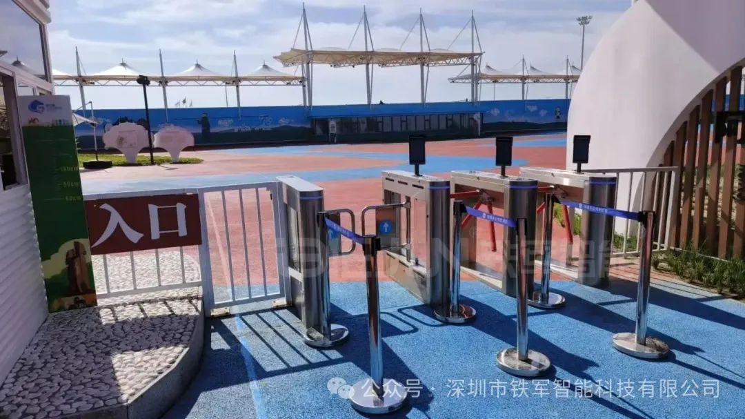 人臉識別人行通道擺閘有效提高工廠考勤記錄的準確性